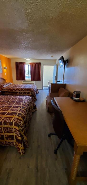 Anaheim National Inn - Double Queen Room With Two Queen Beds - Smoking