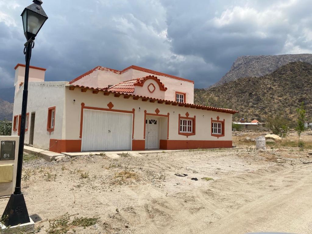 uma pequena casa no meio de uma estrada de terra em Casa de Campo Vertientes em Cafayate