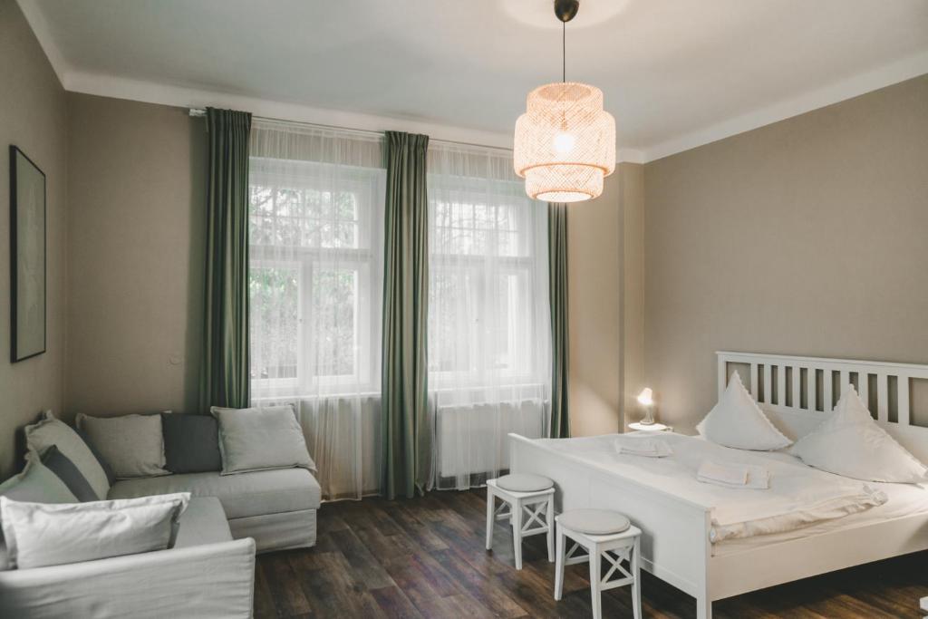 ein Wohnzimmer mit einem weißen Tisch und einem Sofa in der Unterkunft Apartmány Natálie in Franzensbad