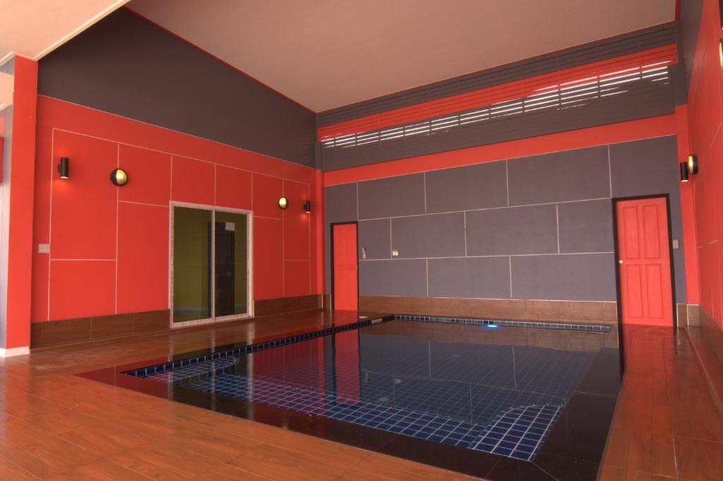Bazén v ubytování The Palm Resort Kampeang Saen nebo v jeho okolí