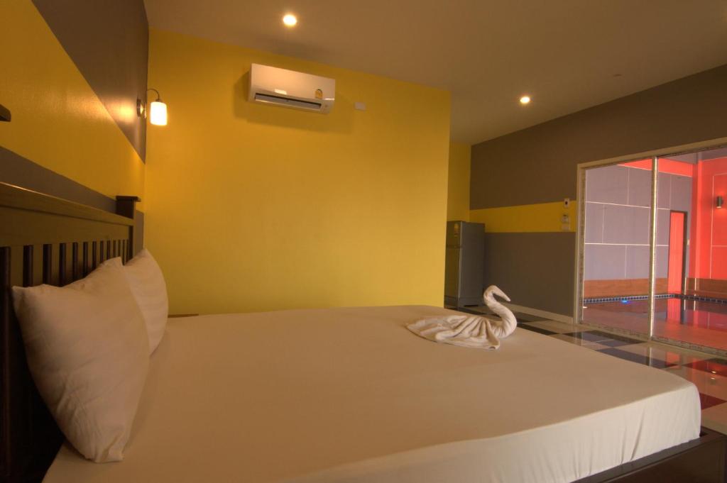 Postel nebo postele na pokoji v ubytování The Palm Resort Kampeang Saen