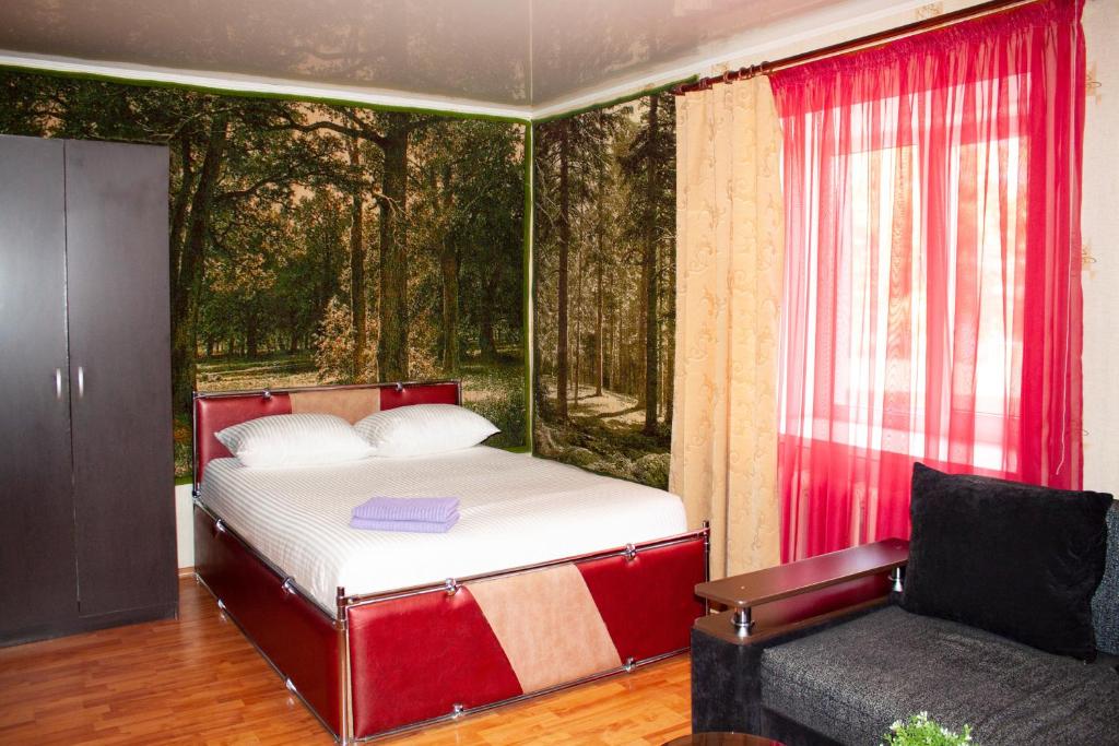 ステルリタマクにあるApartment Kvartirniy Vopros Hudaiberdina 126のベッドルーム1室(窓際にソファ付)