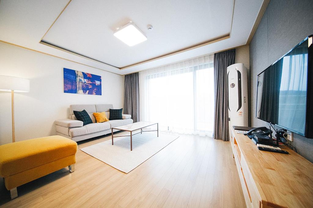 TV a/nebo společenská místnost v ubytování The N Resort Hotel&Spa YangYang
