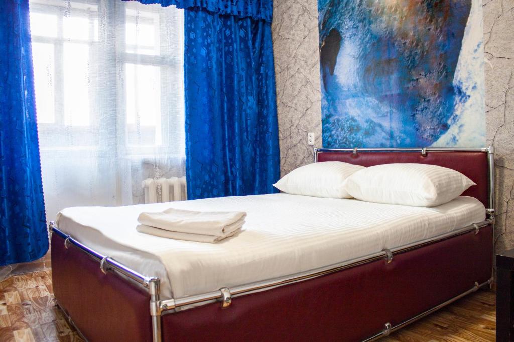 Apartment "Kvartirniy Vopros" on Kommunisticheskaya 84房間的床