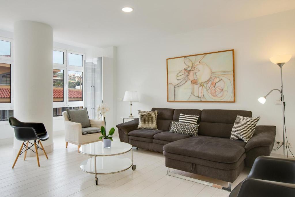 a living room with a couch and a table at Fantástico Apartamento cerca Playa in Las Palmas de Gran Canaria