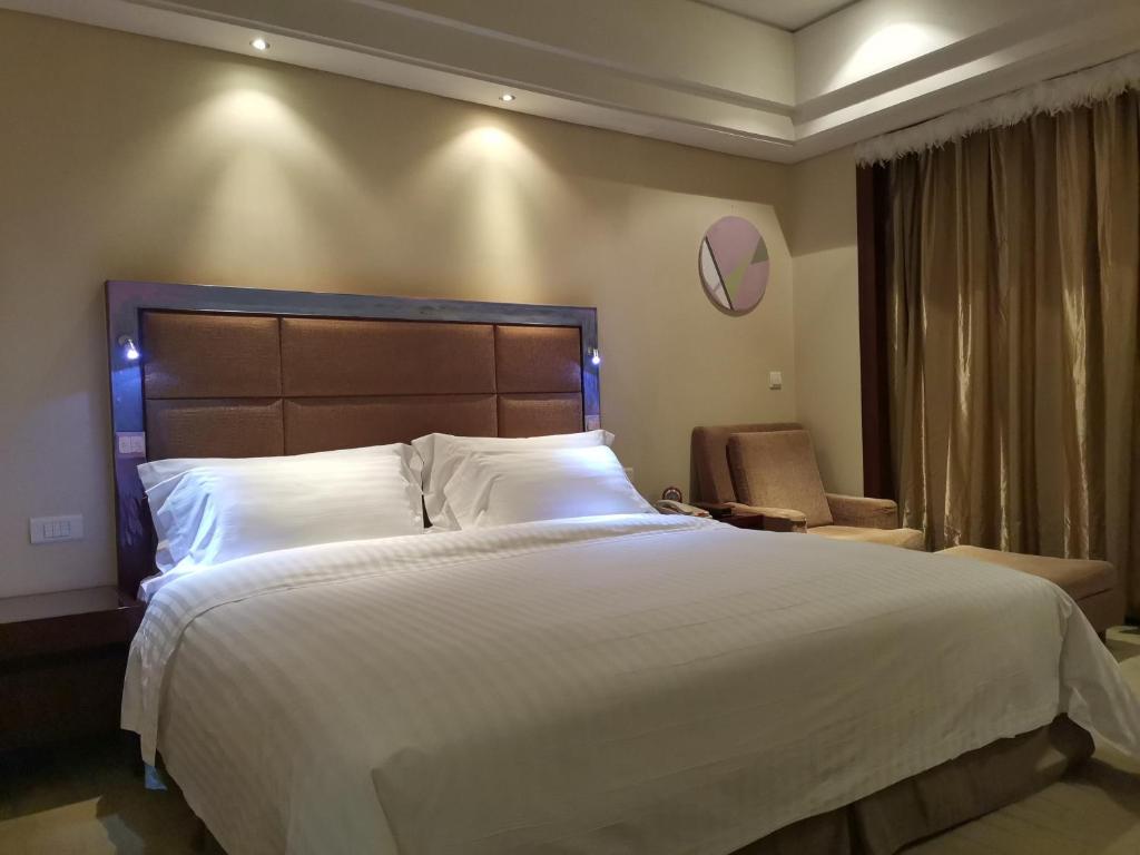 سرير أو أسرّة في غرفة في فندق دايسن العالمي