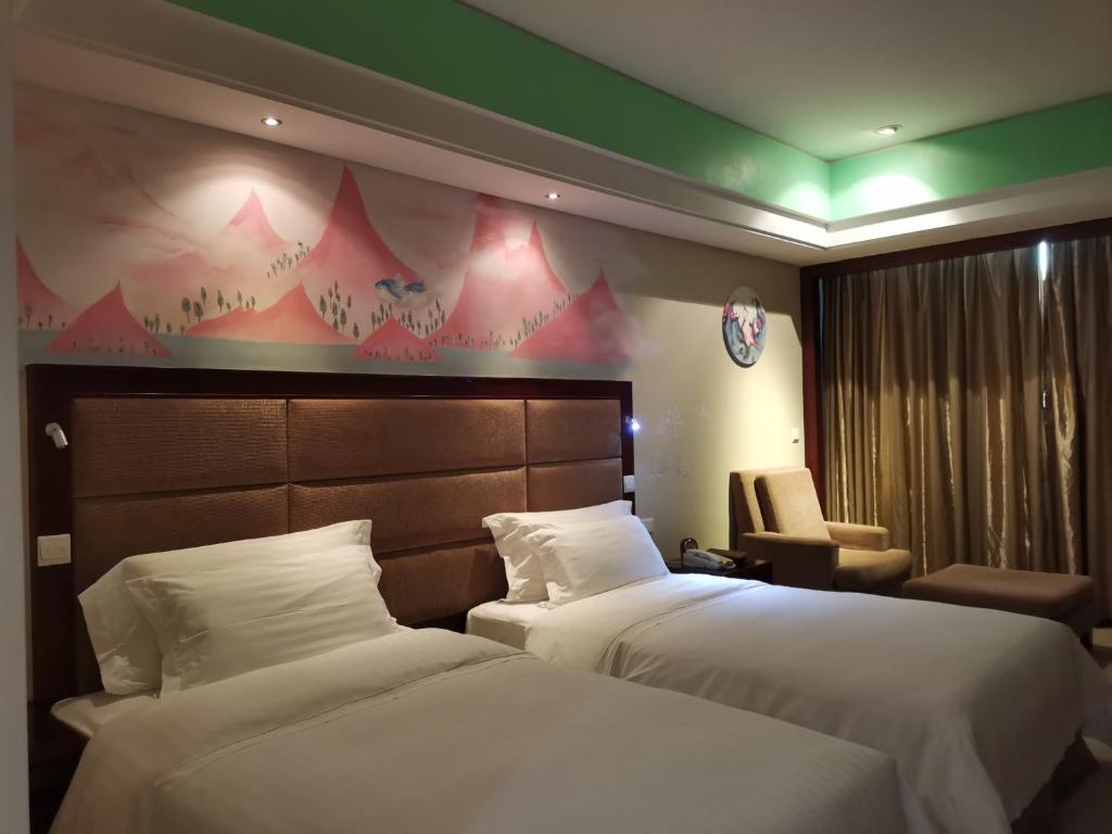 سرير أو أسرّة في غرفة في فندق دايسن العالمي