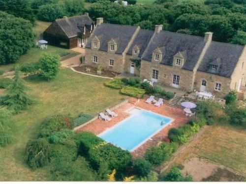 - une vue aérienne sur une grande maison avec une piscine dans l'établissement Chambres d'hotes "Manoir Des Quatre Saisons", à La Turballe