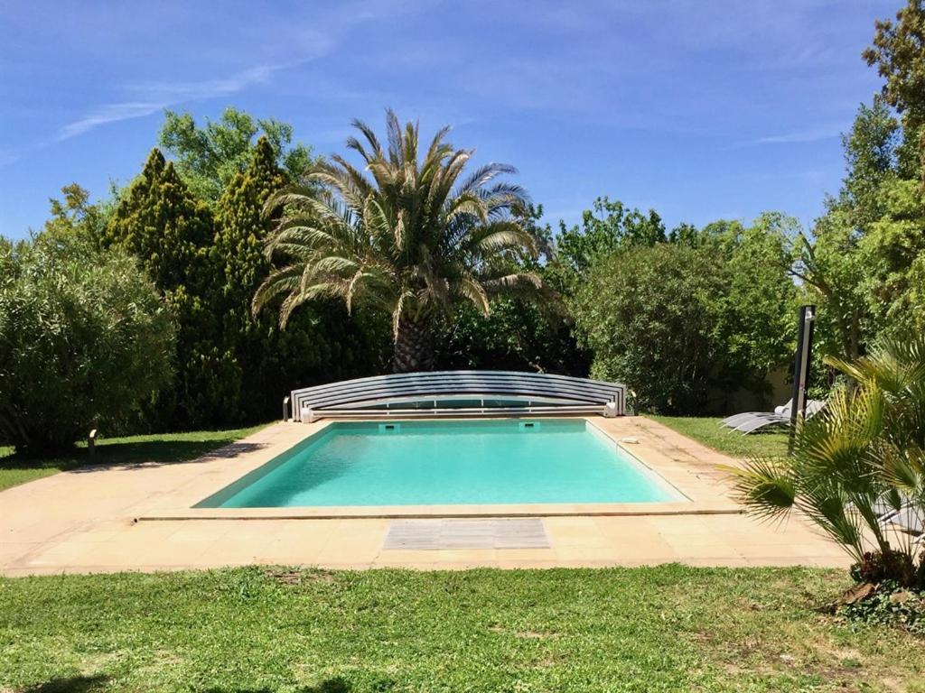 ein Schwimmbad in der Mitte eines Gartens in der Unterkunft Clos de la Colombe in Pouzols