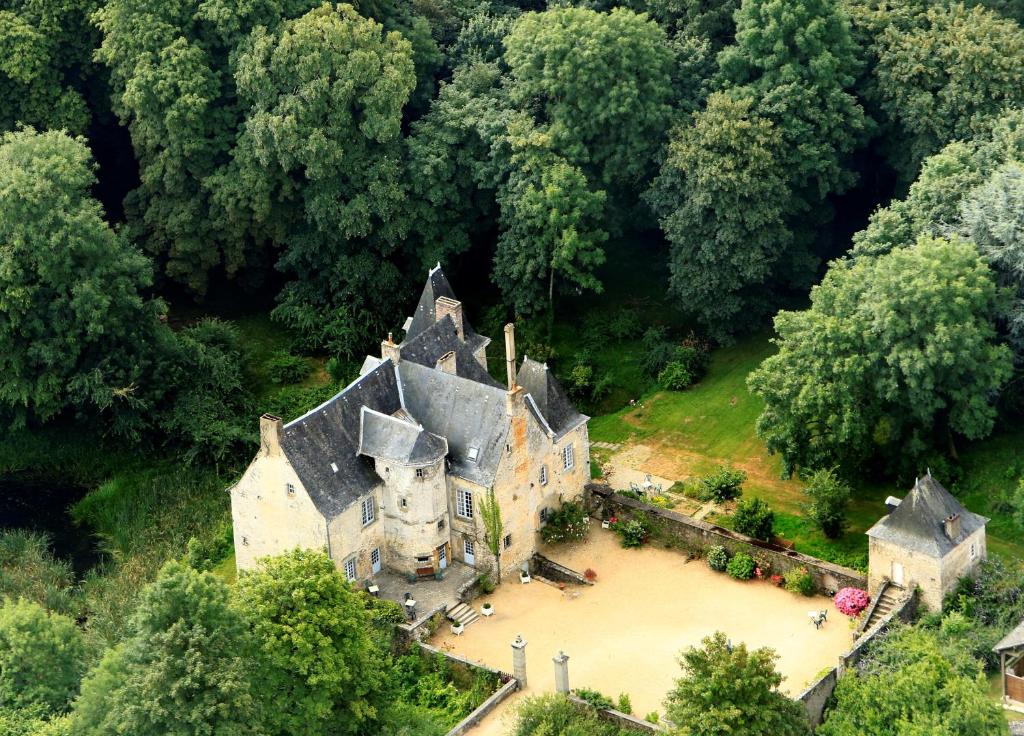 una vista aérea de un antiguo castillo en el bosque en Manoir de Rouessé en Laval