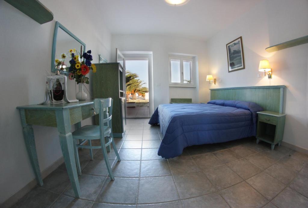 Een bed of bedden in een kamer bij Vel Marì - Rooms on the Beach