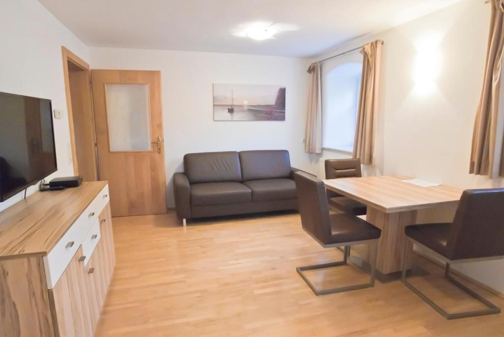 Televízia a/alebo spoločenská miestnosť v ubytovaní Hoellerhof