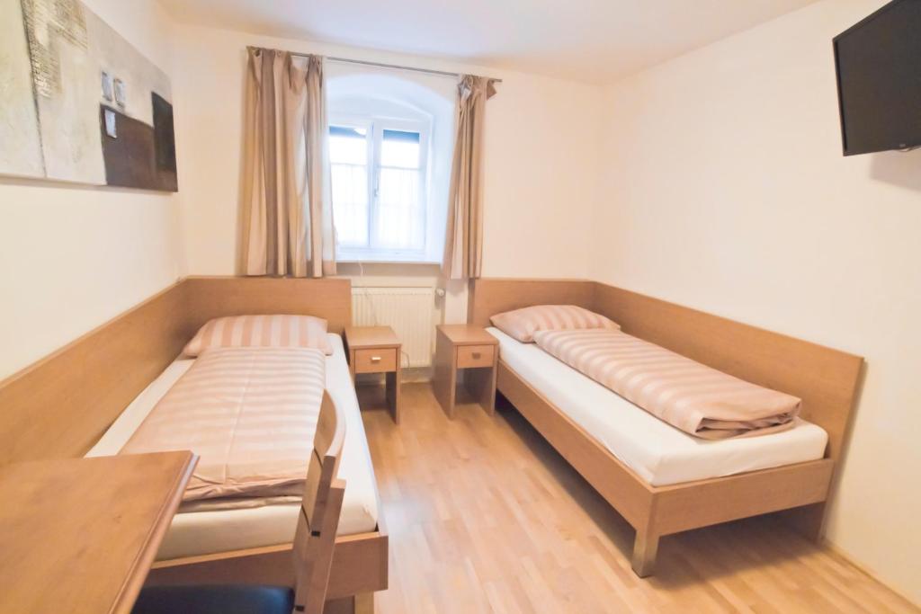 Televízia a/alebo spoločenská miestnosť v ubytovaní Hoellerhof
