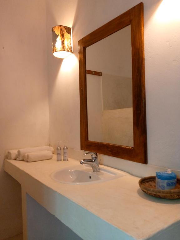 Mvuvi Fishing Lodge - Kamer Met Kingsize Bed En Uitzicht Op Het Zwembad
