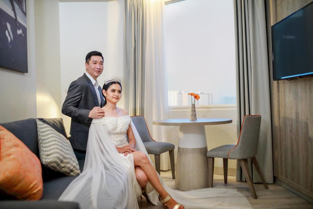 TV a/nebo společenská místnost v ubytování HARRIS Hotel & Conventions Bundaran Satelit Surabaya