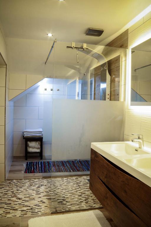 Koupelna v ubytování Apartment Erlauf - Ursprung, - 6 Personen, Outdoorsauna mit Bachzugang