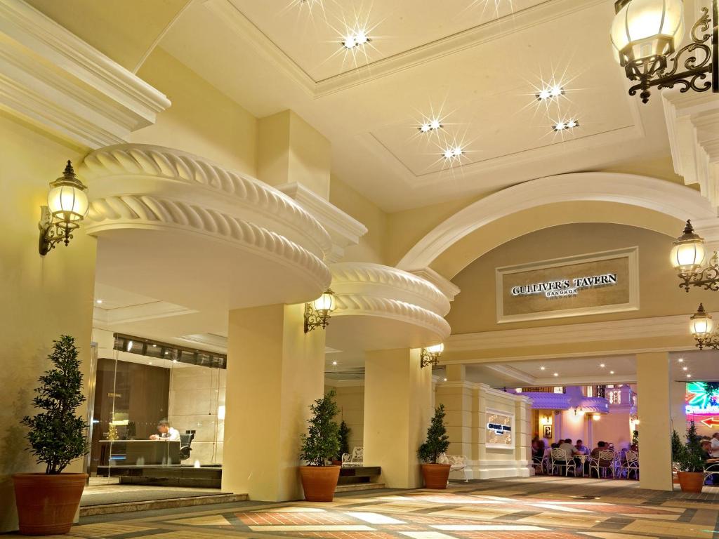 a lobby of a shopping mall with vaulted ceilings at Gulliver's Tavern Hotel in Bangkok