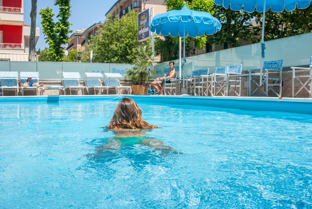 Bazén v ubytování Hotel Cristina nebo v jeho okolí
