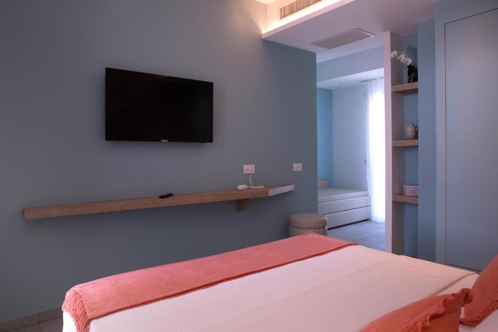 A television and/or entertainment centre at Hotel Alexandra - Beach Front - Healthy XXL Breakfast & Brunch until 12 30 - parking included