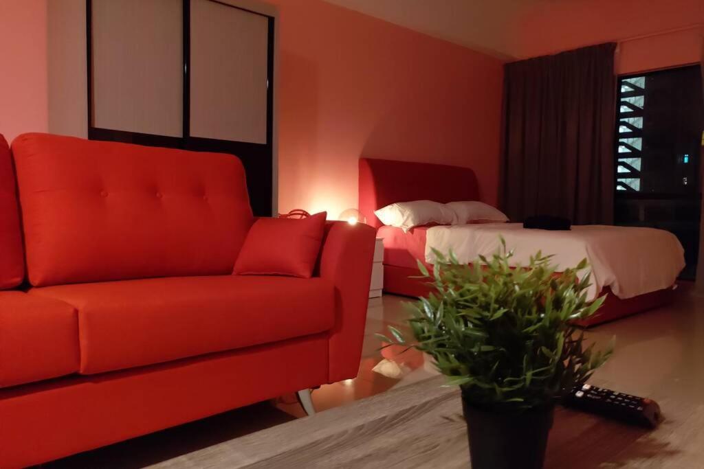 un soggiorno con divano e letto di HA213-Pool view Studio unit-Hyve-Cyberjaya- Free WiFi - Free parking-Netflix, 3020 a Cyberjaya