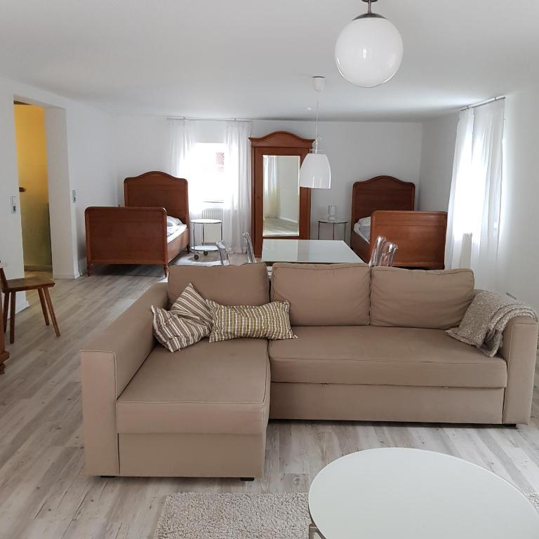 sala de estar con sofá y dormitorio en Gasthof zum Lamm, en Mühlheim an der Donau