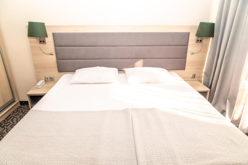 Postel nebo postele na pokoji v ubytování Zhemchuzhina Grand Hotel