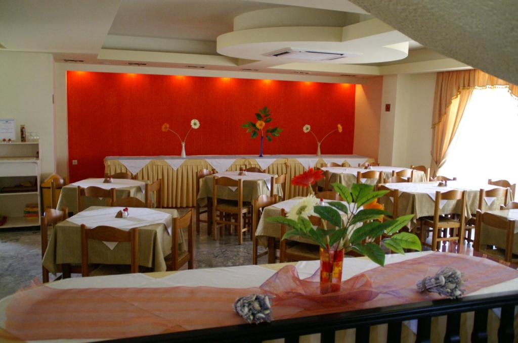 A restaurant or other place to eat at Ermioni Hotel