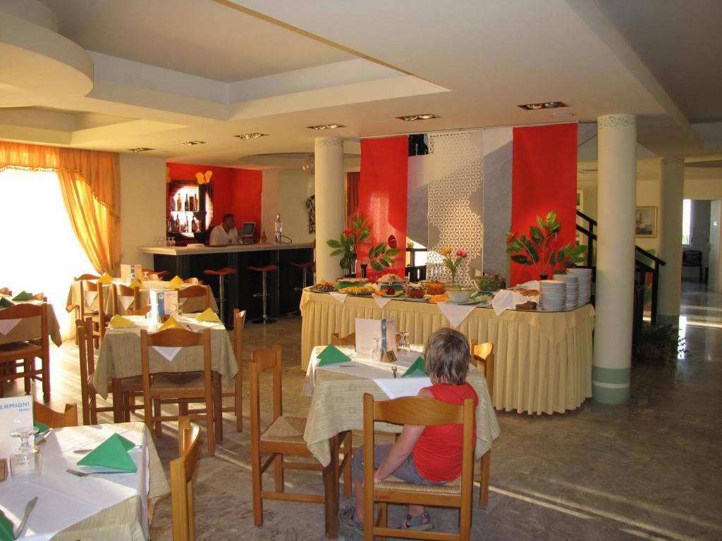 A restaurant or other place to eat at Ermioni Hotel