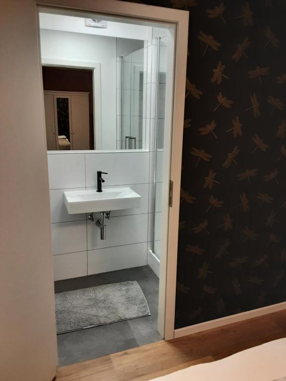 a bathroom with a sink and a mirror at Gründauer Schlafstub in Gründau