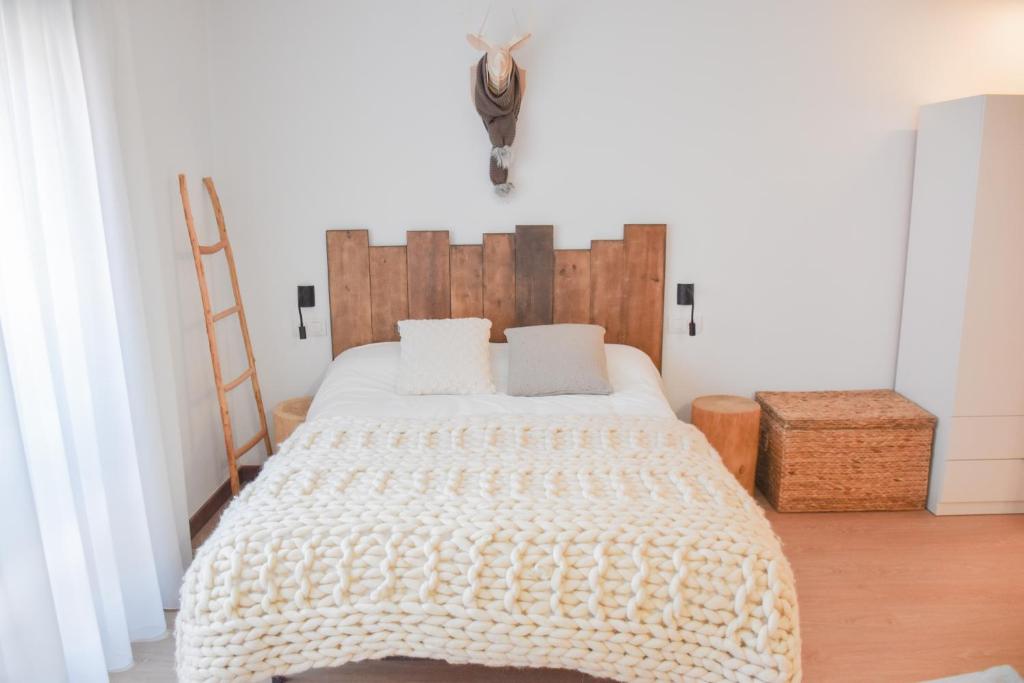 um quarto com uma cama grande e uma cabeceira em madeira em Fabuleux studio, belle décoration et excellent emplacement em Pas de la Casa