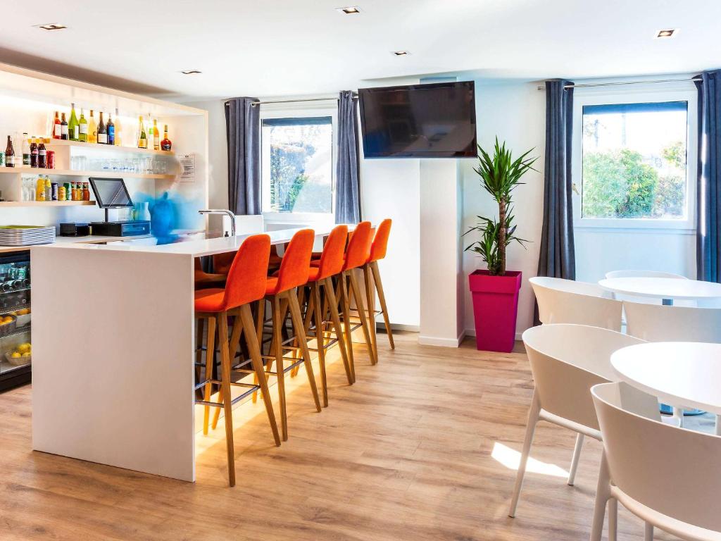 TV a/nebo společenská místnost v ubytování ibis Styles Toulouse Nord Sesquieres