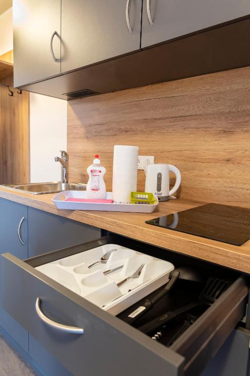 Příslušenství pro přípravu čaje a kávy v ubytování Dominik Hotel & Eventsaal