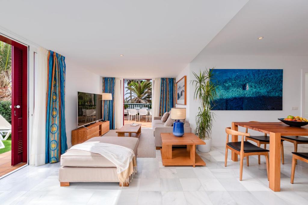 ein Wohnzimmer mit einem Bett und einem Esstisch in der Unterkunft Drago Residence by Upper Luxury Housing - Parque Santiago in Playa de las Americas