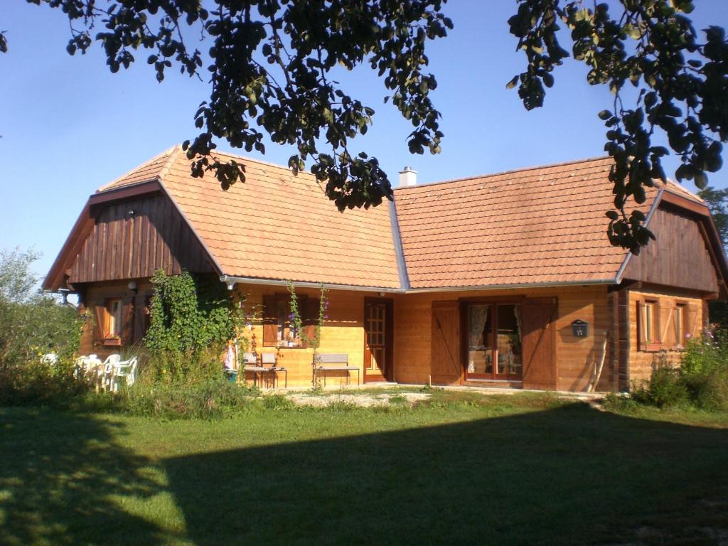 duży drewniany dom z dachem w obiekcie Naturpark Ferienhaus w mieście Szalafő