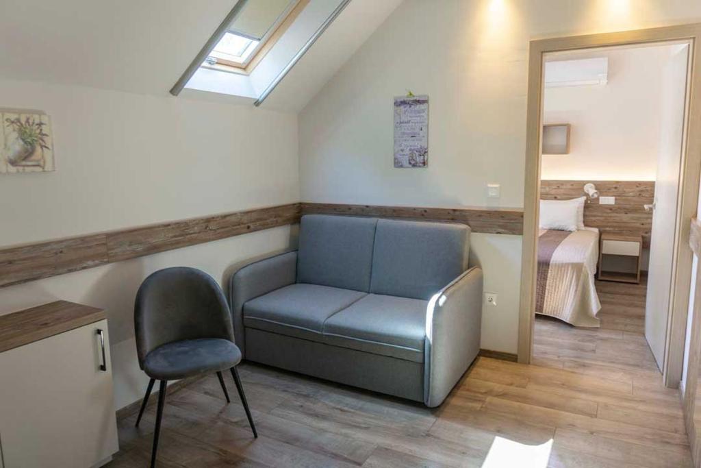 Posezení v ubytování Apát Panzió és Hajdina Étterem
