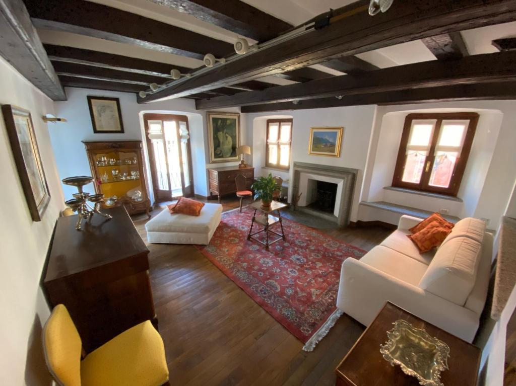 Elle comprend un salon doté d'un mobilier blanc et d'une cheminée. dans l'établissement La Ghirba, à Santa Maria Maggiore