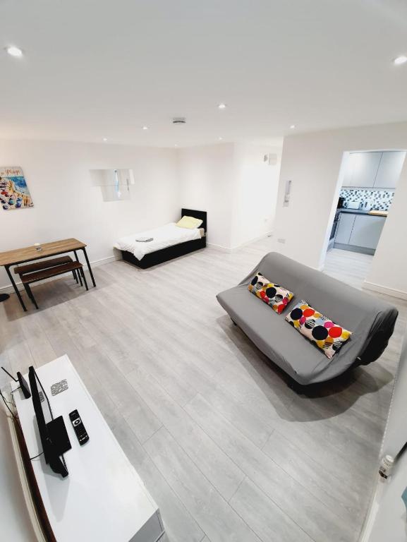 サウスエンド・オン・シーにあるSouthend On Sea Apartments - Close too Shopsのソファとベッドが備わる客室です。