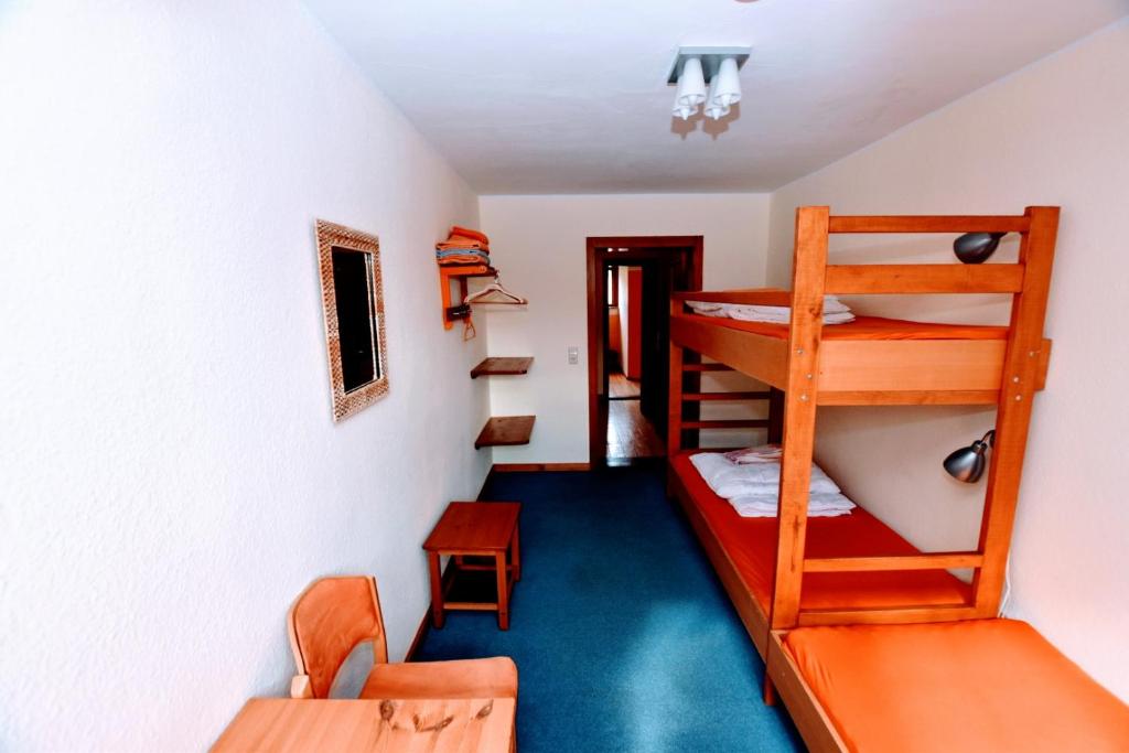 Palanda nebo palandy na pokoji v ubytování Herberge Orange