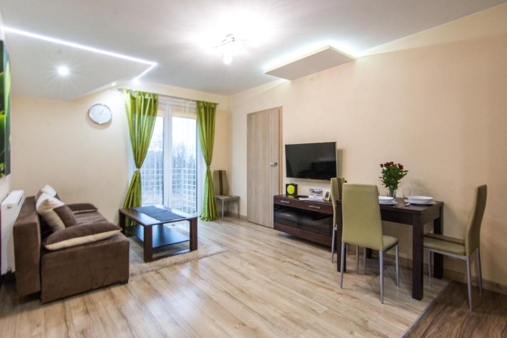 Televízia a/alebo spoločenská miestnosť v ubytovaní Apartamenty Izerskie - ul. Cicha 13H-I