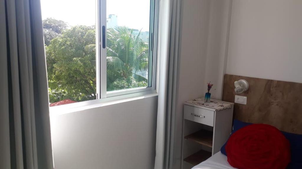 Zimmer mit einem Fenster und einem Bett mit einem Fenster in der Unterkunft Flat Manamar in Porto De Galinhas