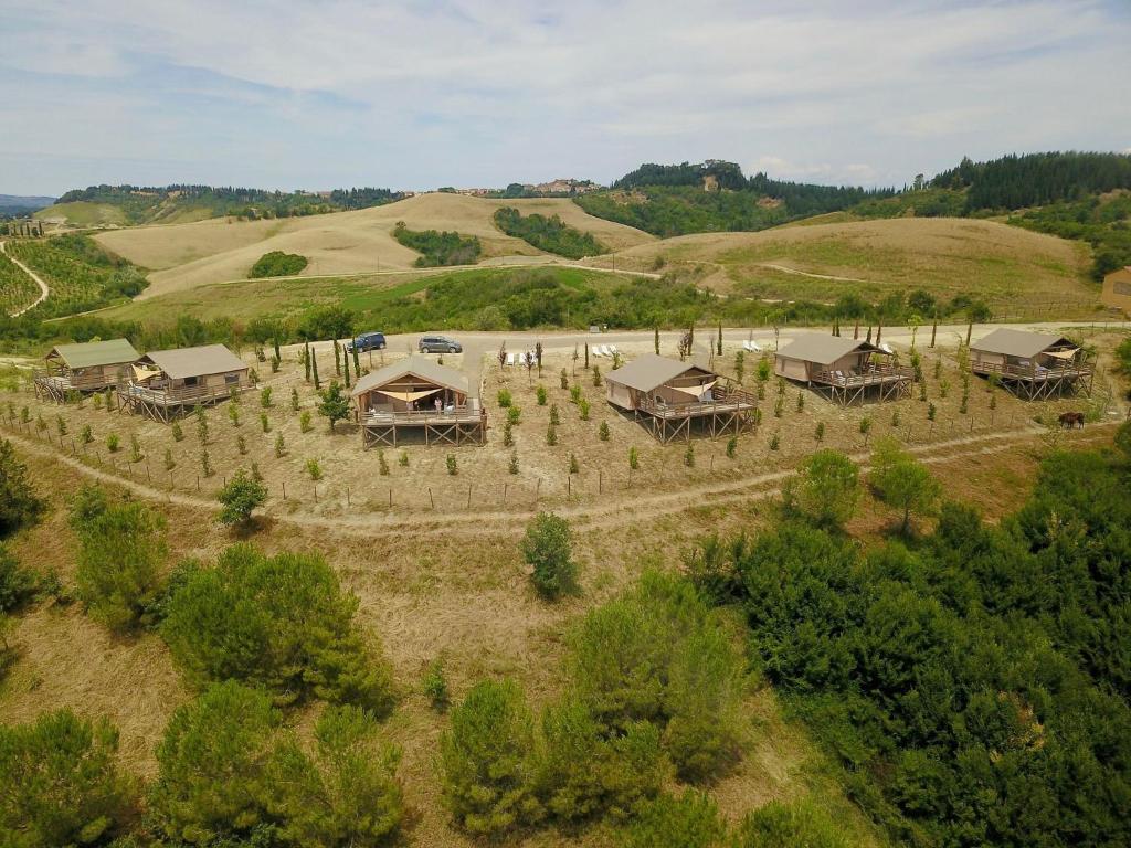 una vista aérea de una granja con cabañas en Glamping Diacceroni, en Villamagna