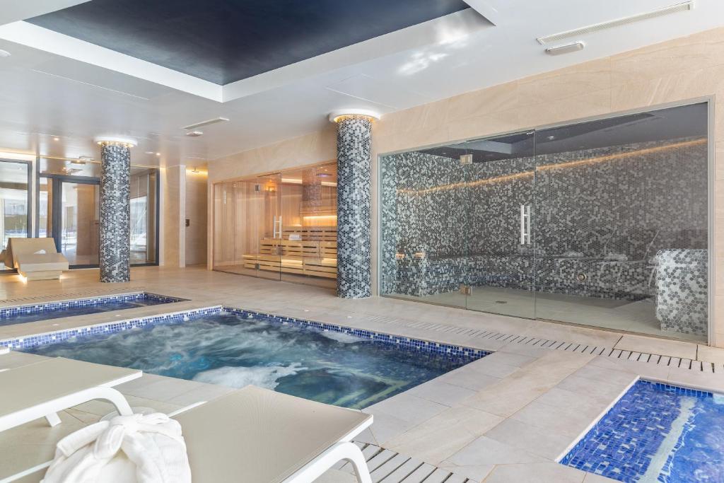 A piscina localizada em Hotel Samos ou nos arredores