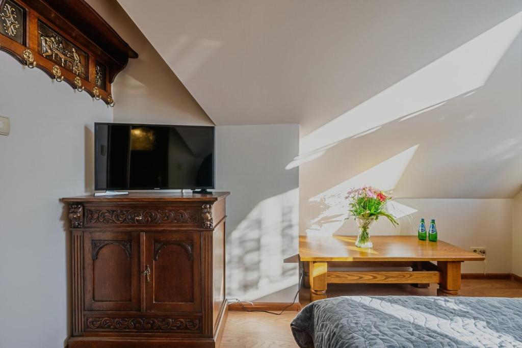 Televízia a/alebo spoločenská miestnosť v ubytovaní Villa Nawrot