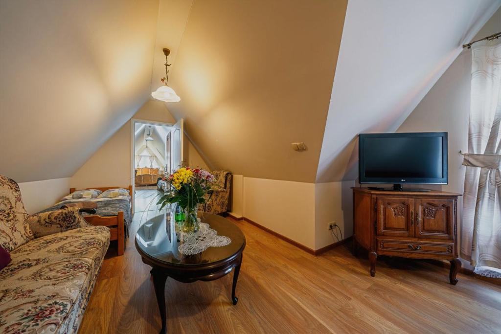 Televízia a/alebo spoločenská miestnosť v ubytovaní Villa Nawrot