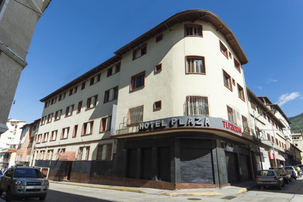 budynek na ulicy z samochodami zaparkowanymi przed nim w obiekcie Hotel Plaza CA w mieście Mérida