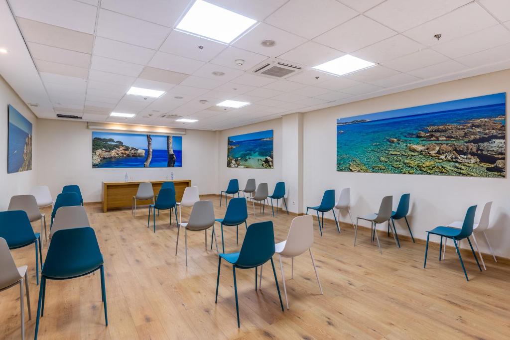 Uma TV ou centro de entretenimento em Hotel Samos