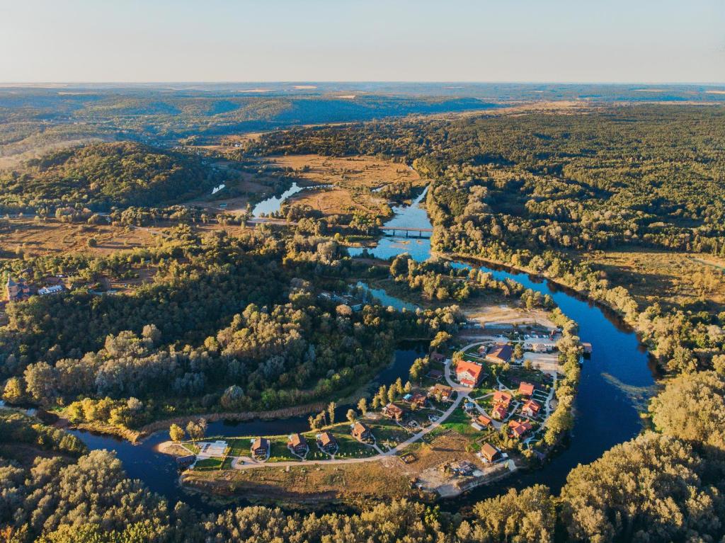 une vue aérienne sur une île dans une rivière dans l'établissement Котедж-парк Славна, à Okhtyrka