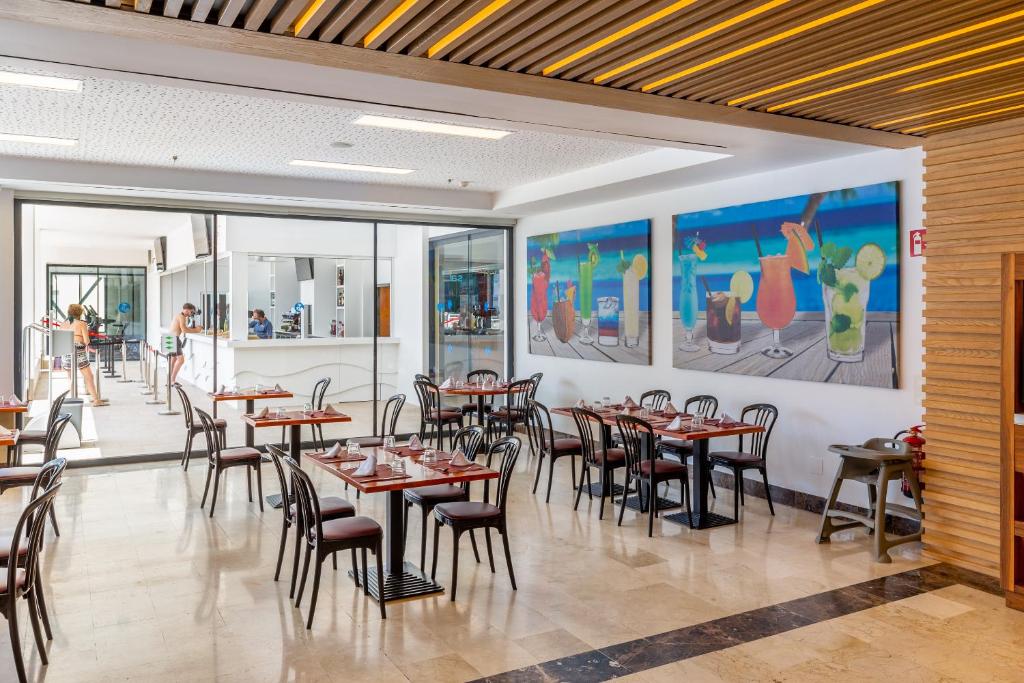 Um restaurante ou outro lugar para comer em Hotel Samos