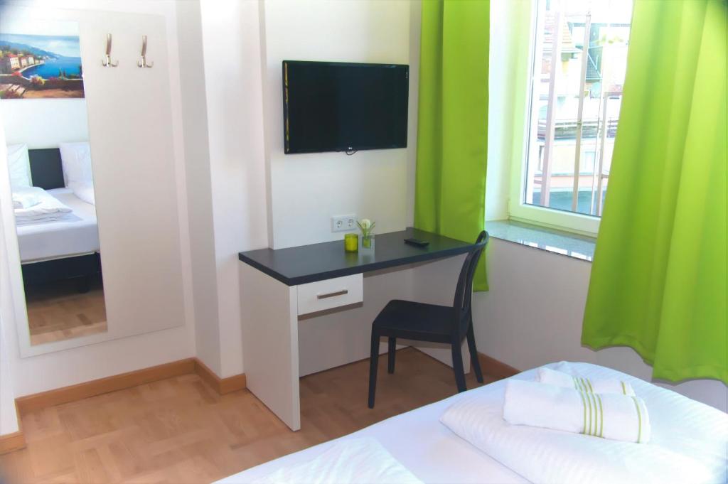 TV a/nebo společenská místnost v ubytování bestprice Hotel Aachen Hauptbahnhof