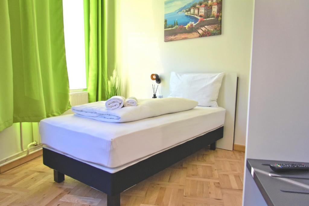 Postel nebo postele na pokoji v ubytování bestprice Hotel Aachen Hauptbahnhof